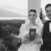 Aile cüzdanını tutan yeni evli çift ve nikah memuru.