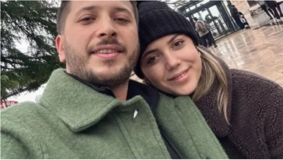 Dışarıda gülümseyen genç bir çiftin yakın çekim fotoğrafı.