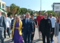 Gastro Bodrum etkinliğinde sokakta yürüyen kalabalık bir grup insan.