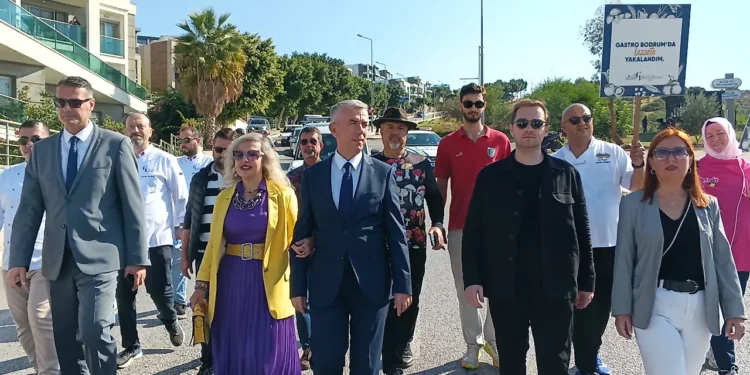 Gastro Bodrum etkinliğinde sokakta yürüyen kalabalık bir grup insan.