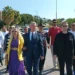 Gastro Bodrum etkinliğinde sokakta yürüyen kalabalık bir grup insan.