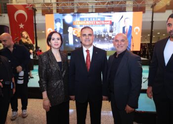Cumhuriyet Bayramı etkinliğinde yan yana poz veren davetliler.
