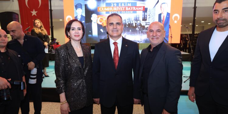 Cumhuriyet Bayramı etkinliğinde yan yana poz veren davetliler.