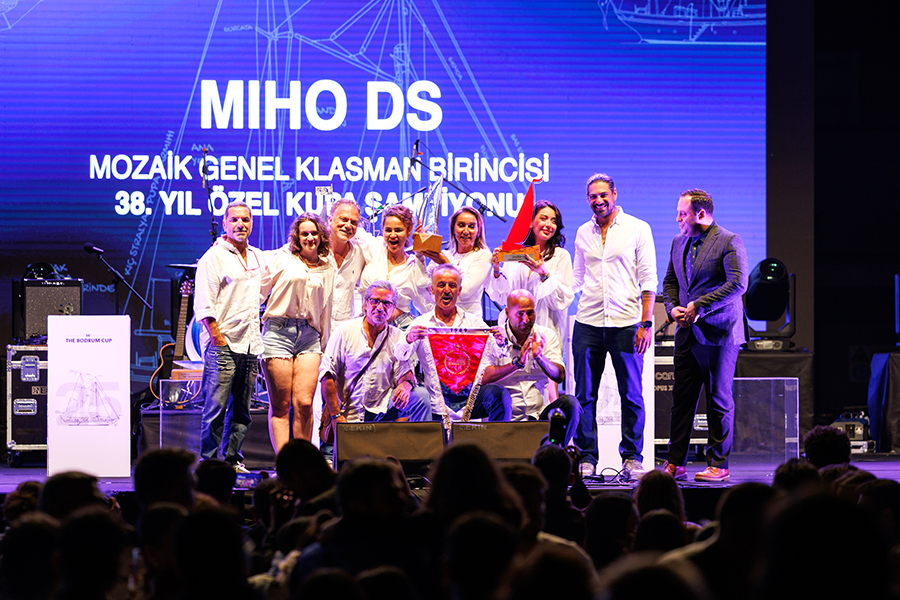 Bodrum Cup ödül töreninde MIHO DS ekibi sahnede kutlama yapıyor.