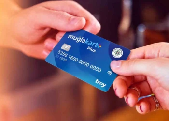 Muğlakart Plus kartının bir elden diğerine uzatılma anı.