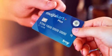 Muğlakart Plus kartının bir elden diğerine uzatılma anı.