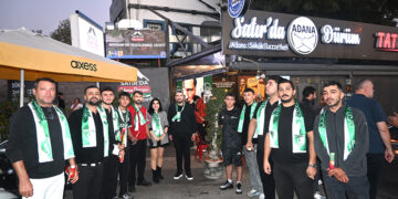 Satır'da Adana Dürüm önünde toplanan yeşil-beyaz atkılı taraftar grubu.