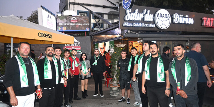 Satır'da Adana Dürüm önünde toplanan yeşil-beyaz atkılı taraftar grubu.