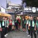 Satır'da Adana Dürüm önünde toplanan yeşil-beyaz atkılı taraftar grubu.