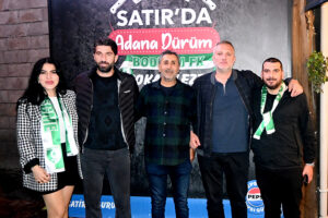 Satır'da Adana Dürüm önünde poz veren Bodrum FK taraftarları.