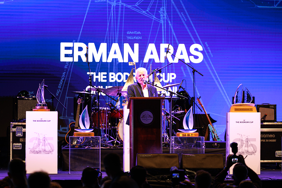 Erman Aras The Bodrum Cup sahnesinde konuşma yaparken.