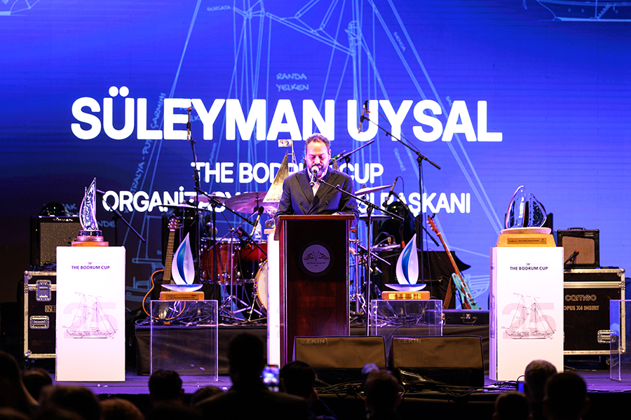 Süleyman Uysal The Bodrum Cup kürsüsünde konuşma yaparken.