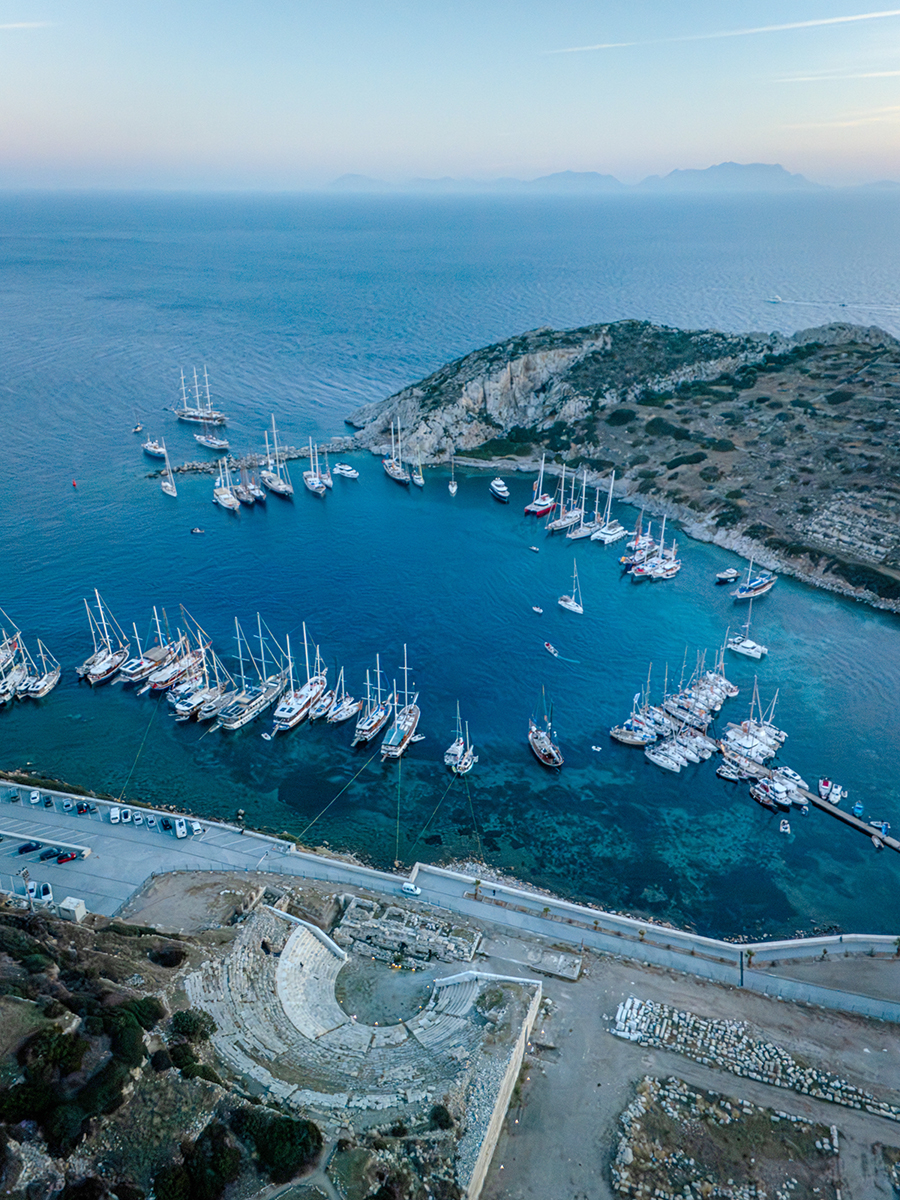 Knidos antik kenti, liman ve tiyatro havadan görünümü.