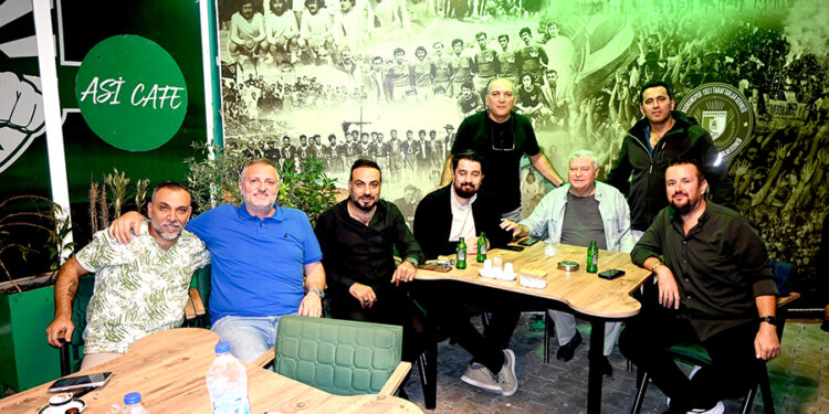 Asi Cafe'de Bodrumspor posteri önünde oturan bir grup erkek.