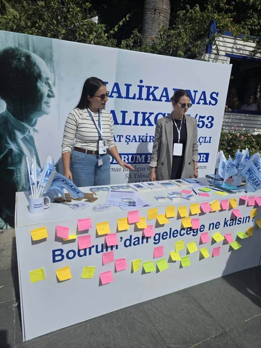 Halikarnas Balıkçısı temalı stantta görevli iki kadın.