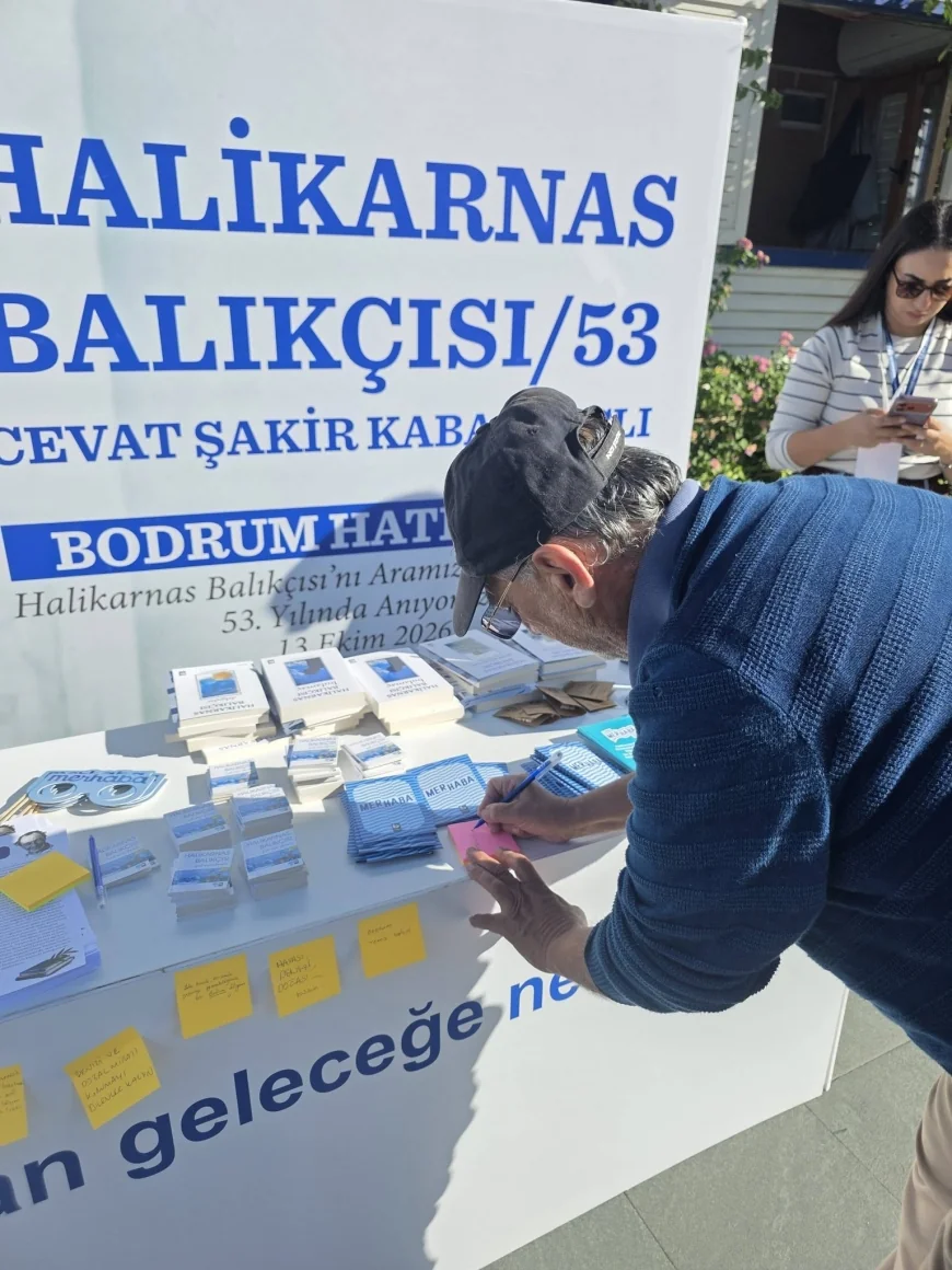 Halikarnas Balıkçısı anma etkinliğinde not yazan bir adam.
