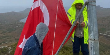 YALIKAVAK’TA ANLAMLI CUMHURİYET SEFERBERLİĞİ: KÜDÜR TEPESİNDE AL BAYRAK YENİDEN DALGALANDI