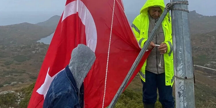 YALIKAVAK’TA ANLAMLI CUMHURİYET SEFERBERLİĞİ: KÜDÜR TEPESİNDE AL BAYRAK YENİDEN DALGALANDI